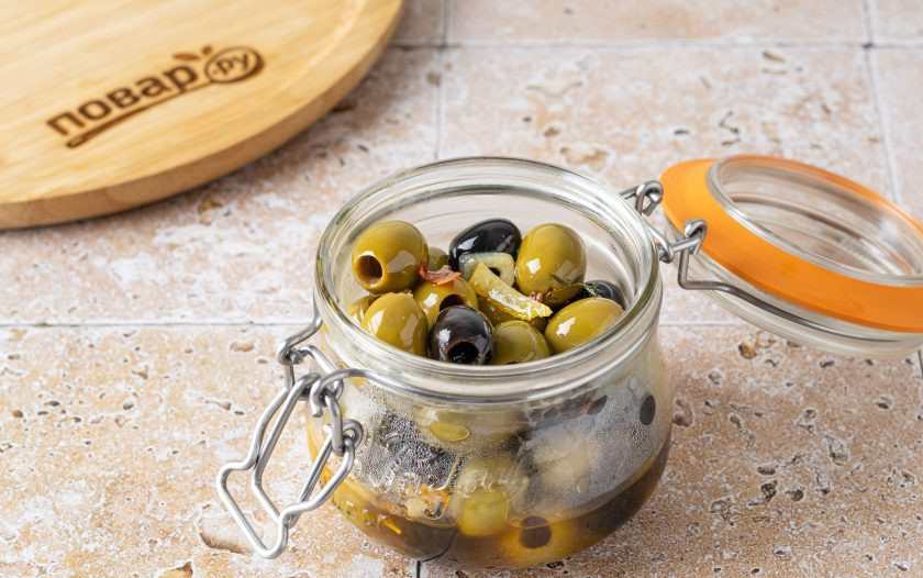 1. Этап. Острые оливки с лимоном: Переложите оливки в чистую стерилизованную баночку. Подавать их можно и теплыми, и охлажденными.