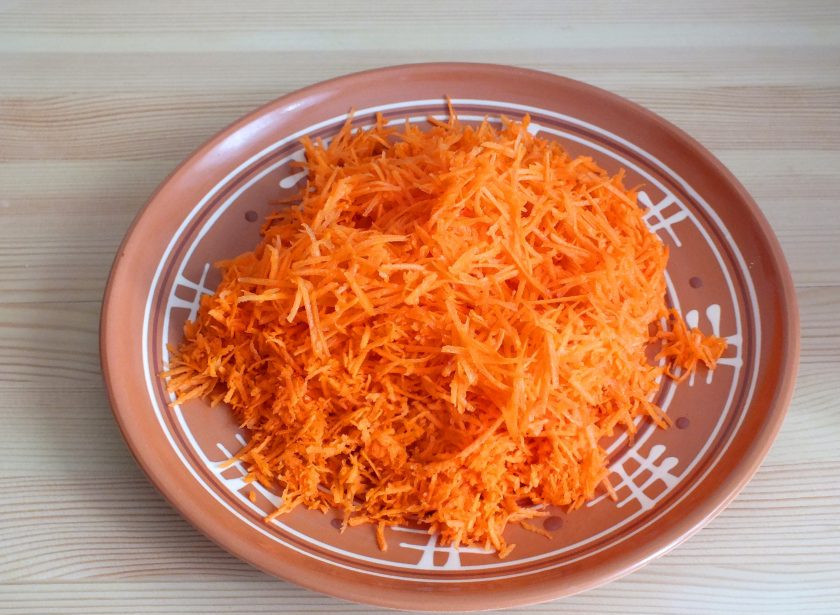 1. Этап. Морковный кекс со сметанно-лимонной пропиткой: Морковь натрите на мелкой терке.