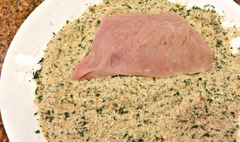 1. Этап. Отбивные из индейки в духовке: 2. Филе нарезаем порционными кусочками, отбейте каждый кусочек, но не сильно. Щедро обмакните в сухую смесь.