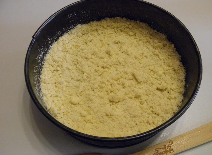 1. Этап. Королевская ватрушка с творогом: 4. Возьмите форму, мажьте растительным маслом или сливочным. Я сначала застелила пергаментом, потом смазала. Высыпьте две трети мучной крошки и разровняйте вилочкой. Не нужно приминать руками.