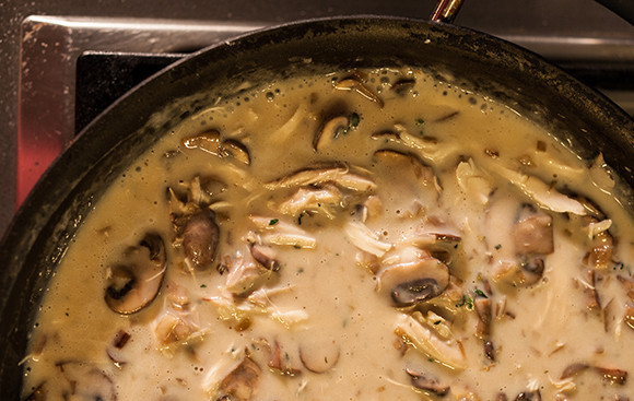 1. Этап. Спагетти под грибным соусом: 3. Уменьшаем огонь и доводим до кипения этот соус. Во вкусе должна чувтсвоваться 