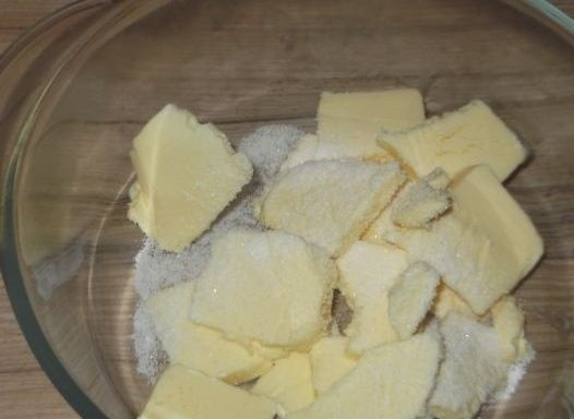 1. Этап. Заварной крем без яиц: 1. Первым делом достаем из холодильника масло, нарезаем его кубиками перекладываем в тарелку и посыпаем ванилью, оставляем при комнатной температуре до размягчения (ни в коем случае не подогреваем его).