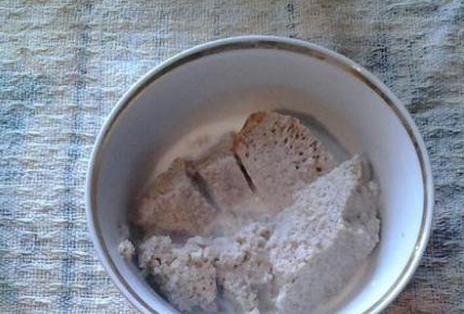 1. Этап. Рыбные котлеты в домашних условиях: Сливаем сок, который выделился с фарша. В другой емкости нужно замочить в молоке черный хлеб на 15 минут.