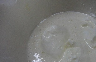 1. Этап. Творожно-ванильный пирог с вишней: Подготавливаем творожную начинку: в миске взбить яйца с сахаром и ванильным сахаром и вылить к творожному сыру.