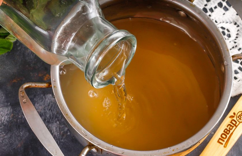 1. Этап. Напиток Крамбамбуля: Влейте водку и перемешайте. Перелейте в стеклянную тару, плотно закупорьте и вынесите в темное место на 10 дней. Время от времени взбалтывайте напиток.