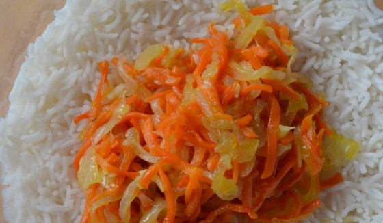 1. Этап. Кабачки по-марсельки: Обжаренные овощи разделите на две части, одну из них смешайте с рисом.