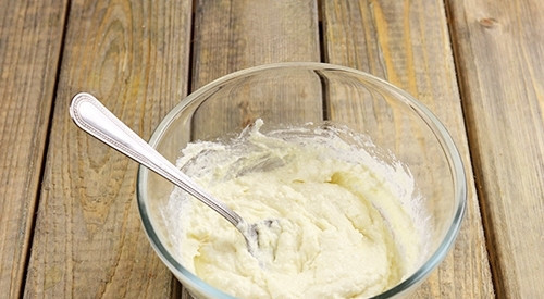 1. Этап. Творожные сырки в домашних условиях: Творог протрите через сито, чтобы не было комочков. Затем смешайте его с масляной массой в единую консистенцию.