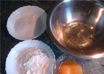 1. Этап. Воздушное бисквитное тесто: Подготовим все необходимые продукты. Смешаем муку с крахмалом, отделим белки от желтков. Яйца должны быть холодными - это важно!