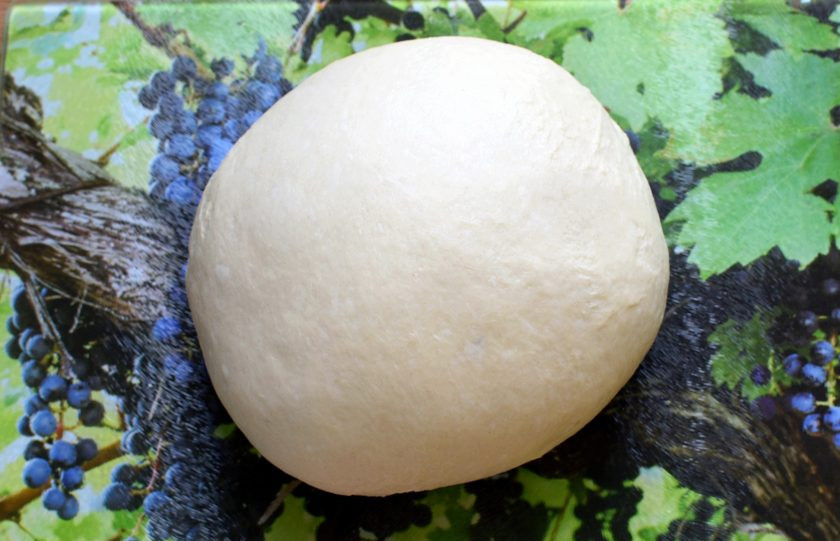 1. Этап. Сдобные розочки с ранетками: Скатайте его в шар и положите в смазанную маслом миску. Уберите на расстойку в теплое место, затянув пленкой.