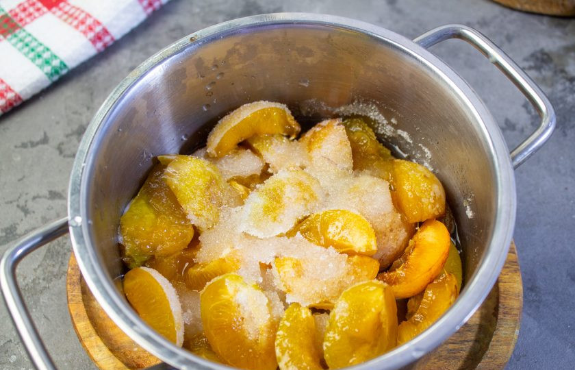 1. Этап. Варенье из белых слив: За это время сливы пустят сок, а сахар начнёт таять.