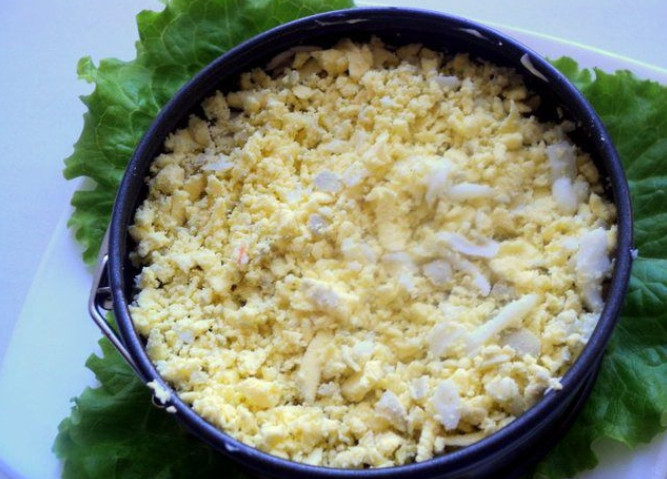 1. Этап. Салат Боровик: 8. Добавьте в форму куриный желток, смажьте его чуть-чуть майонезом.