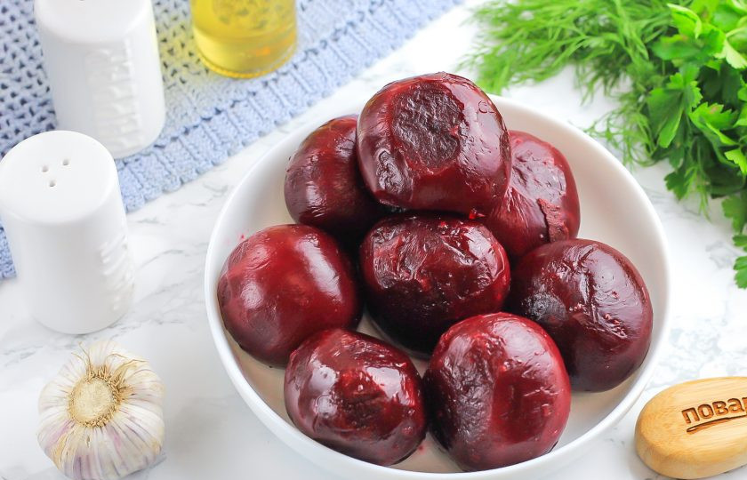 1. Этап. Маринованная свекла на зиму в банках целиком: Очистите свеклу от кожуры и промойте в воде.