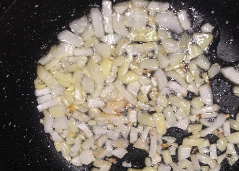 1. Этап. Пюре из нута с тыквой и грибами: 5. Очистим небольшую луковицу, мелко нарежем и обжарим до легкого золотистого цвета с небольшим количеством растительного масла.