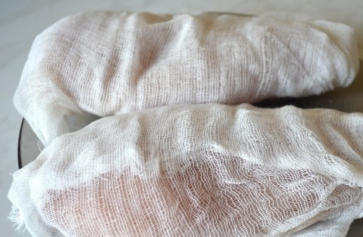 1. Этап. Карпаччо из мяса птицы: 4. Заворачиваем сухие кусочки в марлю и отправляем обратно в холодильник на сутки, если любите поострее, то можно еще раз натереть филе чесноком. Через сутки мясо готово, для подачи нарезаем его кусочками 5 миллиметров и подаем к столу.