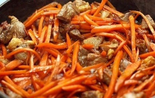 1. Этап. Плов на сковороде: Теперь выкладываем морковь и жарим все вместе примерно 5-7 минут, пока морковь не станет мягкая.