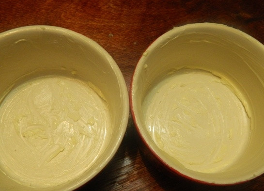 1. Этап. Флан испанский: Формочки для флана необходимо щедро смазать сливочным маслом.