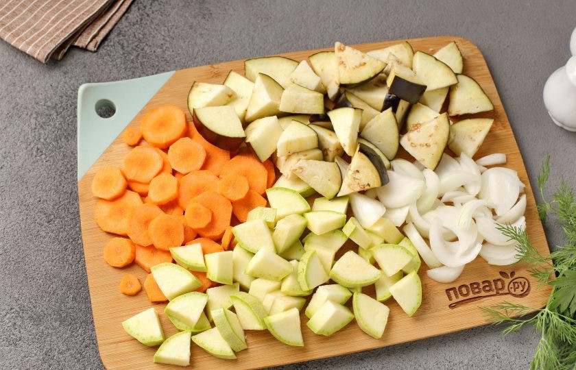 1. Этап. Запечённые овощи в мультиварке: Нарезка овощей может быть совершенно любая, главное — не слишком мелко. Морковь я нарезала кружочками, лук перьями, а кабачок и баклажан четвертинками.