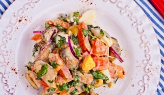 1. Этап. Салат с маринованными мидиями: Все ингредиенты перемешайте в салатнице вместе с майонезом и солью. Приятного аппетита!