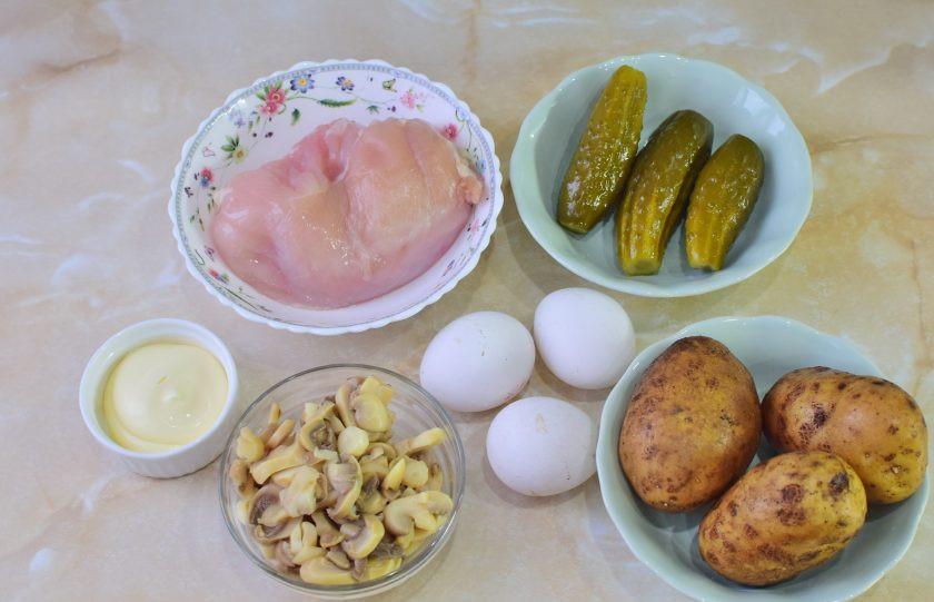 1. Этап. Салат Дубок с курицей и шампиньонами: Подготовьте необходимые ингредиенты. В качестве куриного филе можно взять филе грудки или филе бедер.