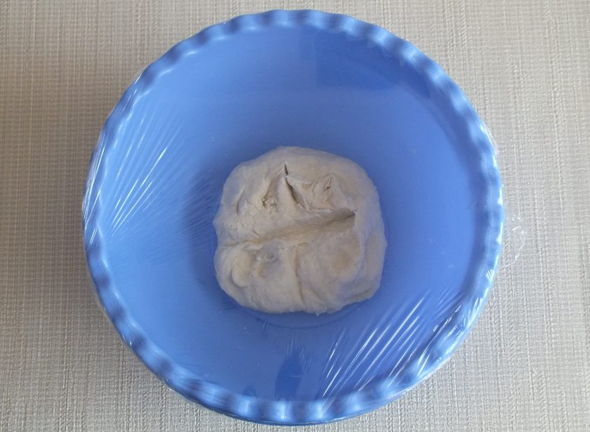 1. Этап. Выборгская сдоба: Опара получится в виде тестяного комка. Положите ее в миску, затяните пищевой пленкой и оставьте в теплом месте на 3 часа.