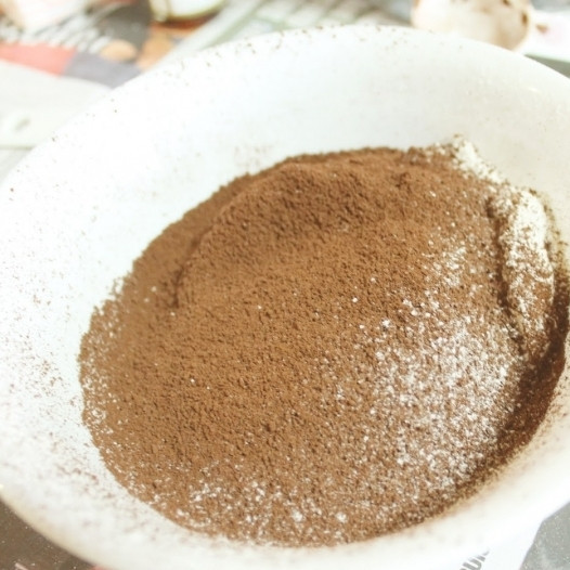 1. Этап. Торт в микроволновке: В подходящую для микроволновки мисочку просеиваем муку и какао-порошок. Туда же добавляем сахар.