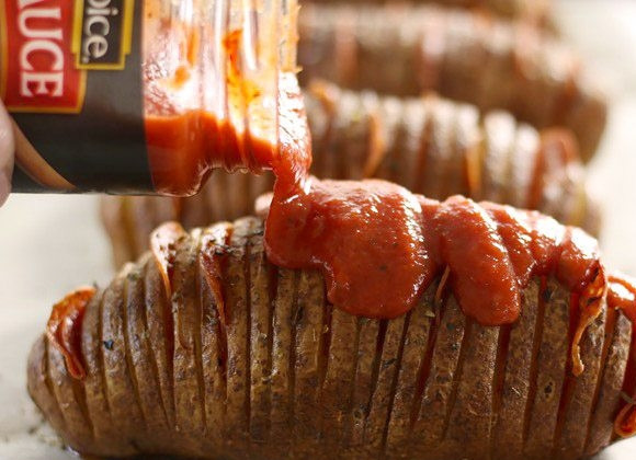 1. Этап. Картошка-гармошка с пепперони: 4. Полейте каждую картофелину томатным соусом.