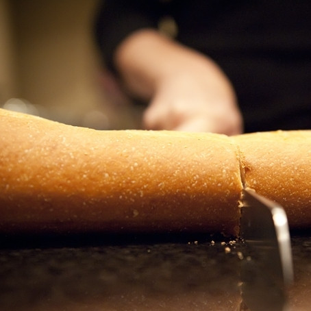 1. Этап. Сэндвич с ветчиной и сыром: 1. Багет разрежьте на 2-3 части, затем прорежьте вдоль, оставив сантиметр-два от края непрорезанным.