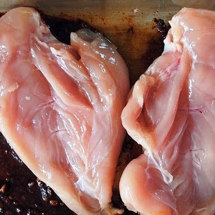 1. Этап. Салат с курицей-гриль: Обмакиваем в получившийся маринад нашу курицу. Пусть курица маринуется хотя бы 15-20 минут - так будет гораздо вкуснее, поэтому не спешите. Кулинария не всегда терпит спешку :)