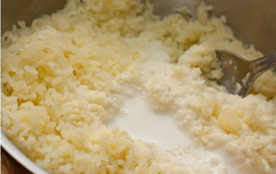 1. Этап. Пюре из свеклы: Добавляем в картофель соль, размешиваем. Потом добавляем сливки и опять размешиваем.