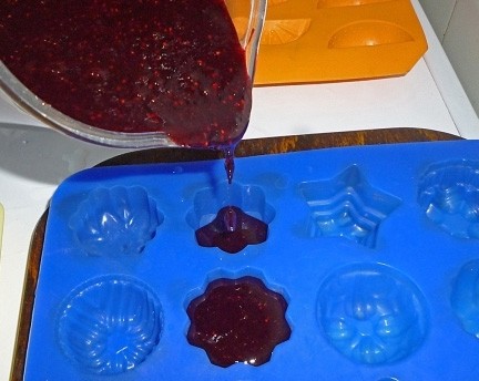 1. Stage. Blueberry Frozen Dessert: Kill the blueberries in a blender for about 3 minutes and pour them into silicone molds. Put in the freezer for several hours until completely solidified.