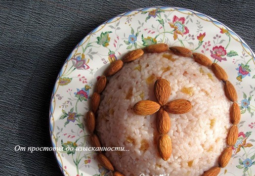 1. Этап. Коливо с клубничным джемом и миндалем: Снимите верхнюю тарелку и пленку. Украсьте миндалем и подавайте.