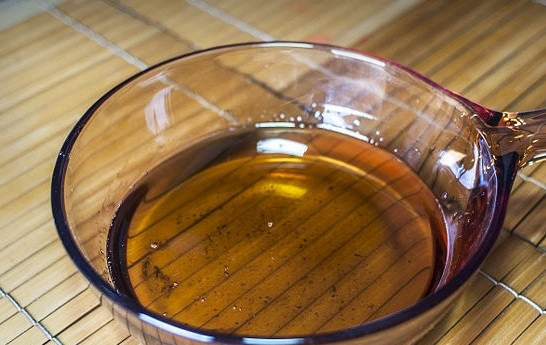 1. Этап. Креветки в пивном кляре: 3. В сковороде или кастрюле на среднем огне нагрейте масло.