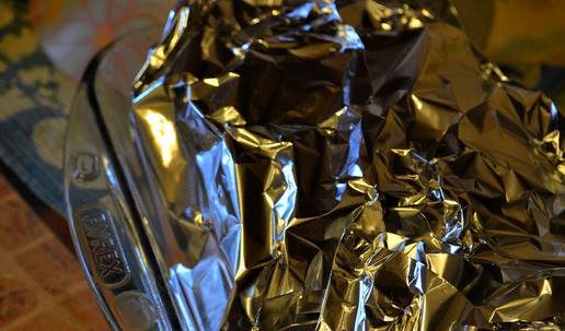 1. Этап. Салат с куриной грудкой: Запечатать куриную грудку в 1-2 слоя фольги. Запечь при 170-180° в течение часа. Остудить.