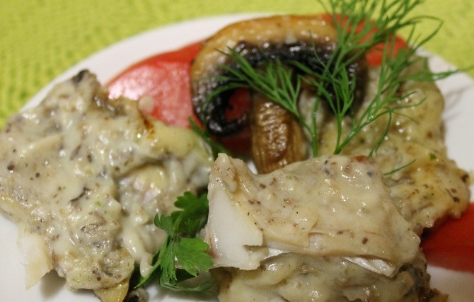 1. Этап. Треска под соусом Бешамель: 8. Подаю рыбку горячей, украшаю зеленью и обжаренными пластинами гриба.