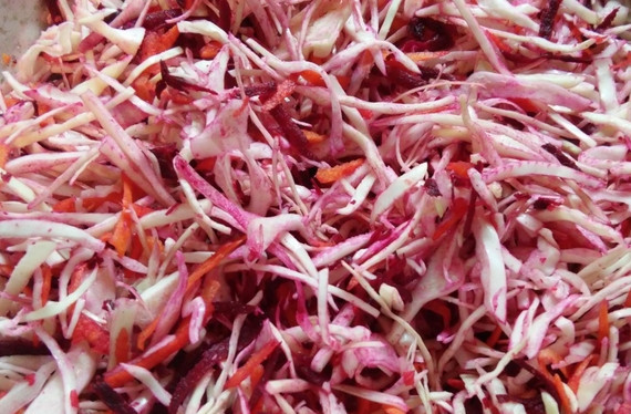 1. Этап. Маринованная капуста с чесноком: Теперь перекладываем все овощи (кроме чеснока) в большой тазик, тщательно перемешиваем руками. Раскладываем овощную массу в чистые трехлитровые банки, сверху равномерно распределяем дольки чеснока. Для маринада: кипятим воду с солью и сахаром, вливаем уксус с маслом. Разливаем по банкам маринад. Закрываем банки крышками, ставим их в холодное месте на несколько дней.