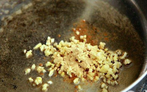 1. Этап. Булочки со свининой: 2. Нагреть большую сковороду на среднем огне. Смазать сковороду маслом. Добавить измельченный чеснок и свежий имбирь и поджарить в течение 1 минуты.