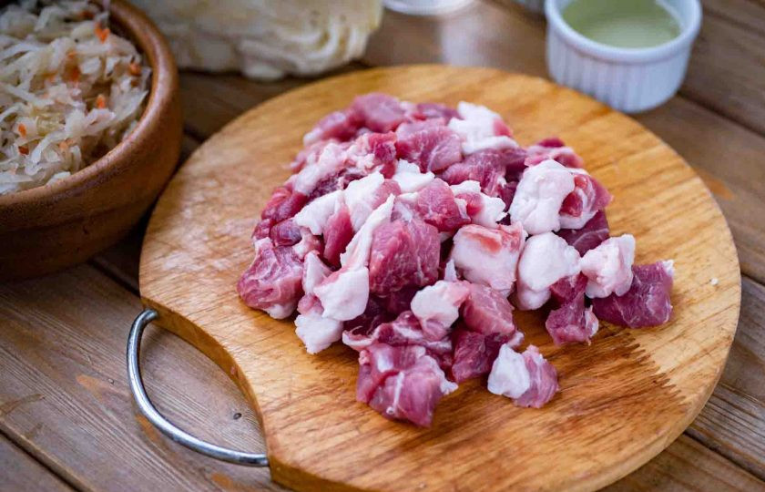 1. Этап. Бигус с черносливом в мультиварке: Мясо нарежьте небольшими кусочками.