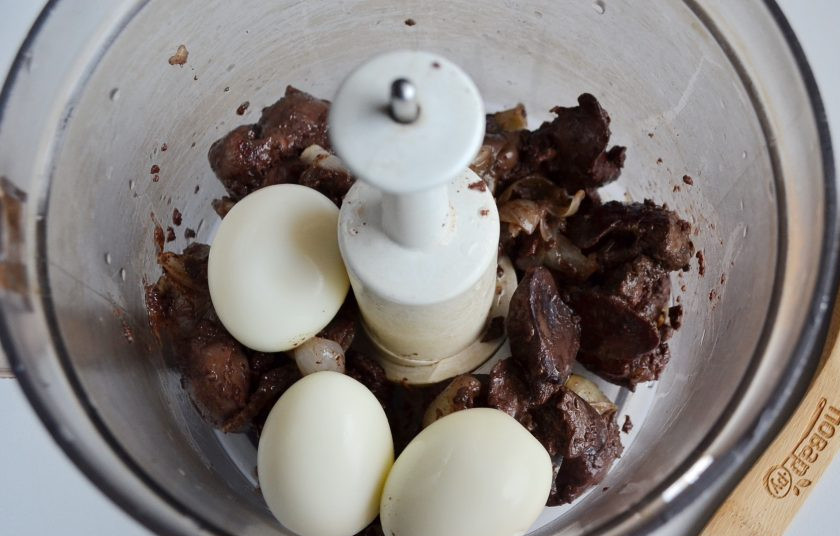 1. Этап. Шпинатные блины с печенью: В чашу измельчителя положите печень с луком, жир от жаренья, яйца. Соль и специи по вкусу и желанию. Включите комбайн на пару минут.