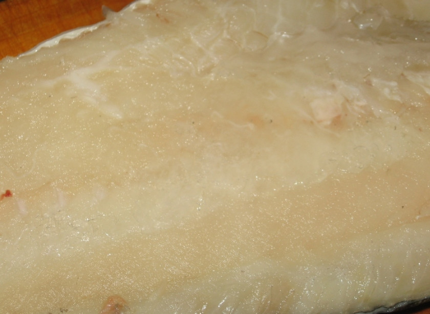 1. Этап. Рыба под белым соусом: 1. Однажды в одном рыбном ресторане я попробовала это блюдо и не могла оторваться. С большим трудом мне удалось раздобыть рецепт, и теперь я открою все тайны приготовления такой рыбки вам. Нам понадобится треска.