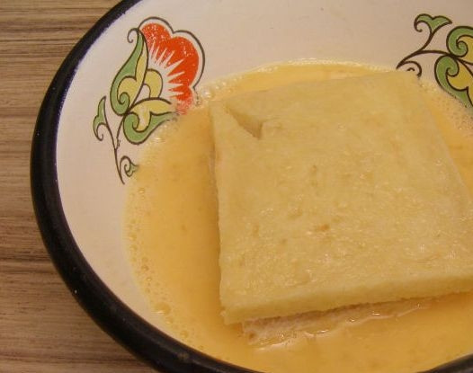 1. Этап. Гренки сладкие: Обмакните полученные гренки сладкие в яично-молочную смесь.