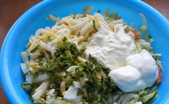 1. Этап. Салат из кальмаров с огурцом: 4. Осталось добавить измельченную зелень, пропущенный через пресс чеснок и сметану с майонезом. Все аккуратно перемешайте — и можно подавать салат к столу. Приятного аппетита!