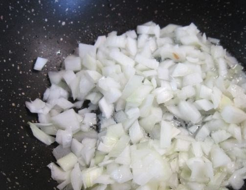 1. Этап. Начинка для пирожков с мясом: Лук порежьте мелко, обжарьте.