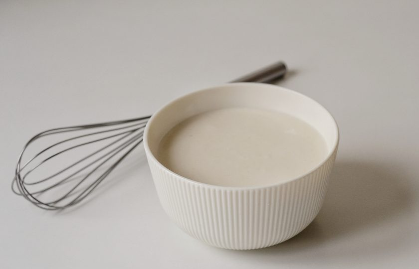 1. Этап. Блинчики из кокосовой муки: Следом добавьте оба вида муки и растительное масло. Размешайте тесто до однородного состояния.