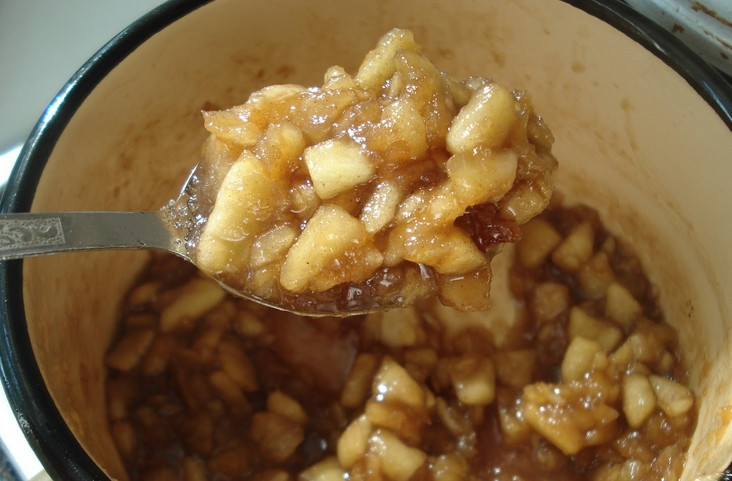 1. Этап. Блинный торт с фруктами: Приготовим яблочную начинку. Яблоки нарезаем кубиками. Растапливаем в кастрюльке сливочное масло, засыпаем сахар, варим до консистенции карамели. В конце кладем яблоки, продолжаем готовить еще 5 минут. Готово!