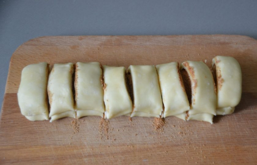 1. Этап. Печенье Арлетт: Разрежьте тесто на 8-10 частей.