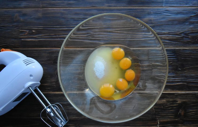 1. Этап. Торт Рождественское полено: В емкости подходящего размера соедините яйца и сахар. Взбейте смесь миксером до пышной светлой и плотной массы.
