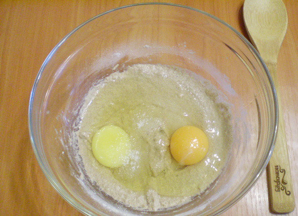 1. Этап. Блины гречневые без дрожжей: Добавляем яйца и сахар.