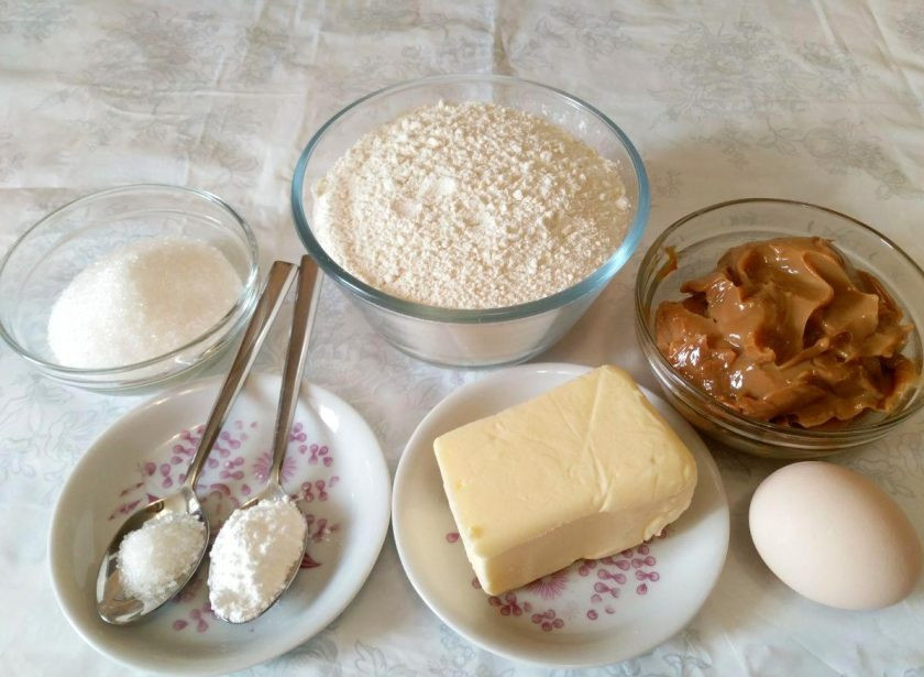 1. Этап. Печенье «Англси»: Подготовьте все ингредиенты, необходимые для приготовления печенья. Учитывайте, что сливочное масло должно быть мягким и пластичным, поэтому заранее выньте его из холодильника.