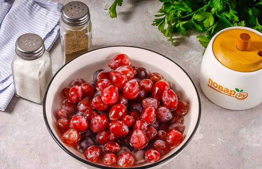 1. Этап. Соус из винограда на зиму: Снимите ягоды с кистей винограда, всыпьте их в глубокую емкость и залейте холодной водой. Промойте.