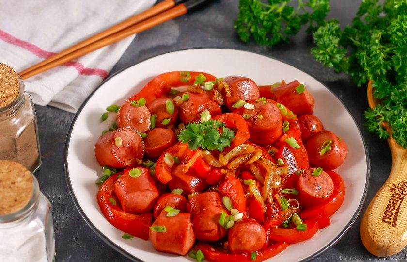 1. Этап. Сосиски по-корейски: Выложите приготовленное блюдо на тарелки и подайте к столу горячим. Можно дополнить его каким-нибудь гарниром.